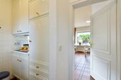 EG Flur Blick in die separate Kueche, Blick in das Wohnzimmer
