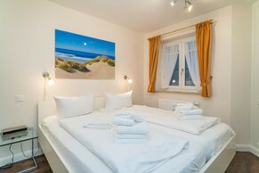 Schlafzimmer mit Doppelbett und Fenster