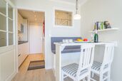 kombiniertes 1-Zimmer-Appartement mit Essplatz und Blick in die Küche