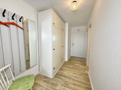 Flur mit Garderobe und Schrank