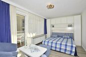 Wohn-/Schlafbereich mit festehendem Doppelbett