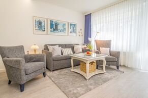 Wohnzimmer mit Sofagarnitur und Sessel