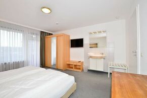 Schlafzimmer mit TV, Waschtisch St17-3