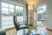 Wohnzimmer mit Zutritt zur Südterrasse