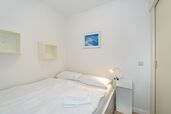 Schlafzimmer mit feststehendem Doppelbett (Maße: 1,40 m x 1,90 m)
