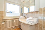 Badezimmer Mit Waschtisch, Fön und Fenster