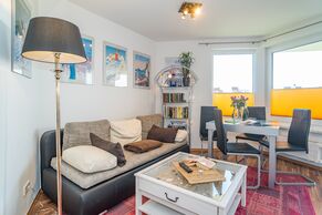 Wohnzimmer mit Sofa und Essplatz