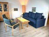 Wohnzimmer mit Sofa und Sessel
