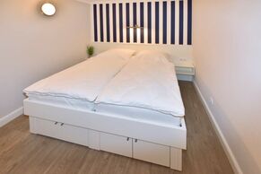 Schlafzimmer mit feststehendem Doppelbett