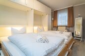 Schlafzimmer mit Doppelschrankbett; Betten einzeln klappbar