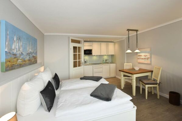 Wohn,-Schlafraum mit Doppelbett, Essplatz, Kuechenzeile