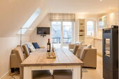Wohnzimmer mit Essplatz und Sofa 