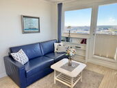 Wohnzimmer mit Schlafsofa und Zugang zum Südbalkon