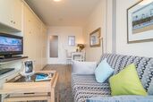 Wohn-/Schlafraum mit Sofa, TV, Doppelschrankbett und Essplatz