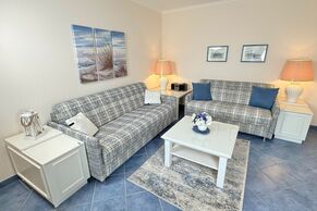 Wohnzimmer mit zwei Sofas