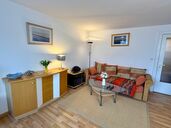 Wohn-/Schlafraum mit Sofa und Sessel