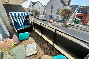 Südbalkon mit Balkonmöbeln & Strandkorb
