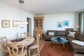 Gesamteindruck Wohnzimmer mit Essplatz, Couchgarnitur und Zutritt zur Küche