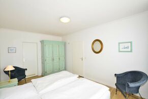 Schlafzimmer mit Zugang Duschbad/WC und Wohnzimmer