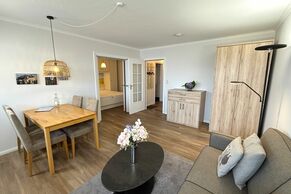 Wohnzimmer mit Sofa, Essplatz 