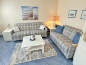 Wohnzimmer mit zwei Sofas