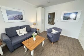 kombiniertes 1-Zimmer-Appartement mit Sofa und Sessel