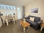 kombiniertes 1-Zimmer-Appartement mit Sofa, Sessel und Essplatz
