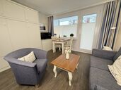 kombiniertes 1-Zimmer-Appartement mit Sofa und Sessel