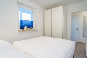 Schlafzimmer mit Doppelbett und Fenster