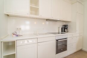Küchenzeile mit Spülmaschine und Backofen