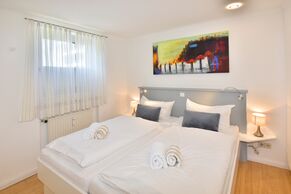 Neu renoviertes Schlafzimmer mit Doppelbett