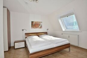 3. OG 1.Schlafzimmer mit Doppelbett und Schrank