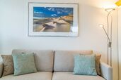 Wohnzimmer mit gemütlicher Couchgarnitur 