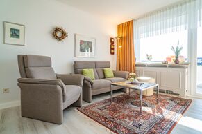 kombinierter Wohn-/Schlafraum mit Sofa und Sessel