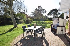 Terrasse mit Strandkorb und Gartenmöbel