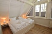 Schlafzimmer oben mit Zugang zu dem Wannenbad/WC