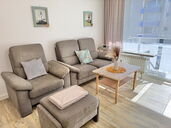 Wohnzimmer mit Sofa und Sessel