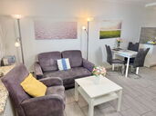 Wohnzimmer mit Sofa, Sessel & Esstisch
