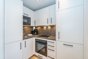 Küche im Eingangsbereich mit Backofen