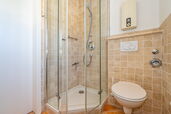 Badezimmer mit Eckdusche & WC