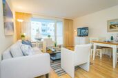 Wohnzimmer mit neuer Sofagarnitur und Sessel