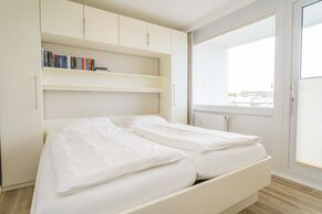 Schlafzimmer mit Doppelbett und Zutritt zur Westloggia