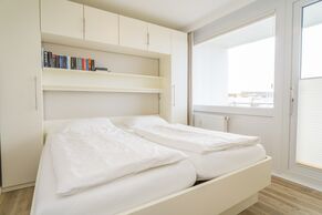 Schlafzimmer mit Doppelbett und Zutritt zur Westloggia