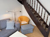 Wohnzimmer mit Sofa und Sessel
