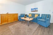 Wohnzimmer mit Sofa und Sessel 