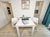 Wohnzimmer mit Essplatz und Zutritt zur Küche