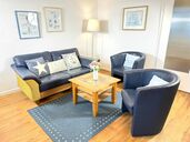 Wohnzimmer mit Sofa und zwei Sesseln 