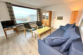 Wohnzimmer mit Sofa und Sessel