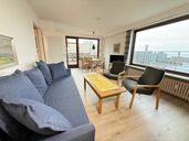 Wohnzimmer mit Essplatz, TV und Austritt auf die Südwest-Dachterrasse