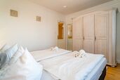 Schlafzimmer mit Boxspringbett und Kleiderschrank